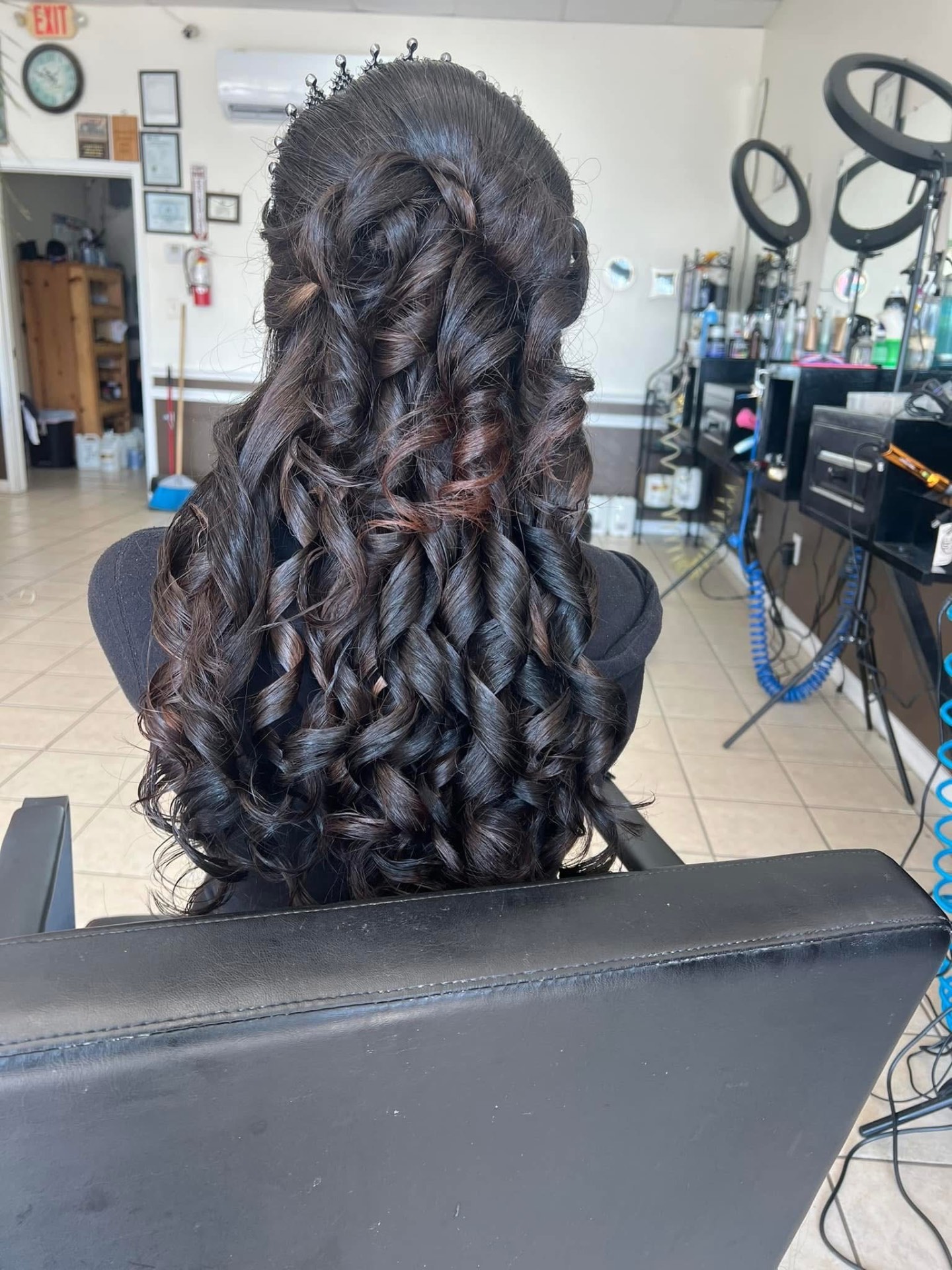 Media coleta con rizos definidos para evento