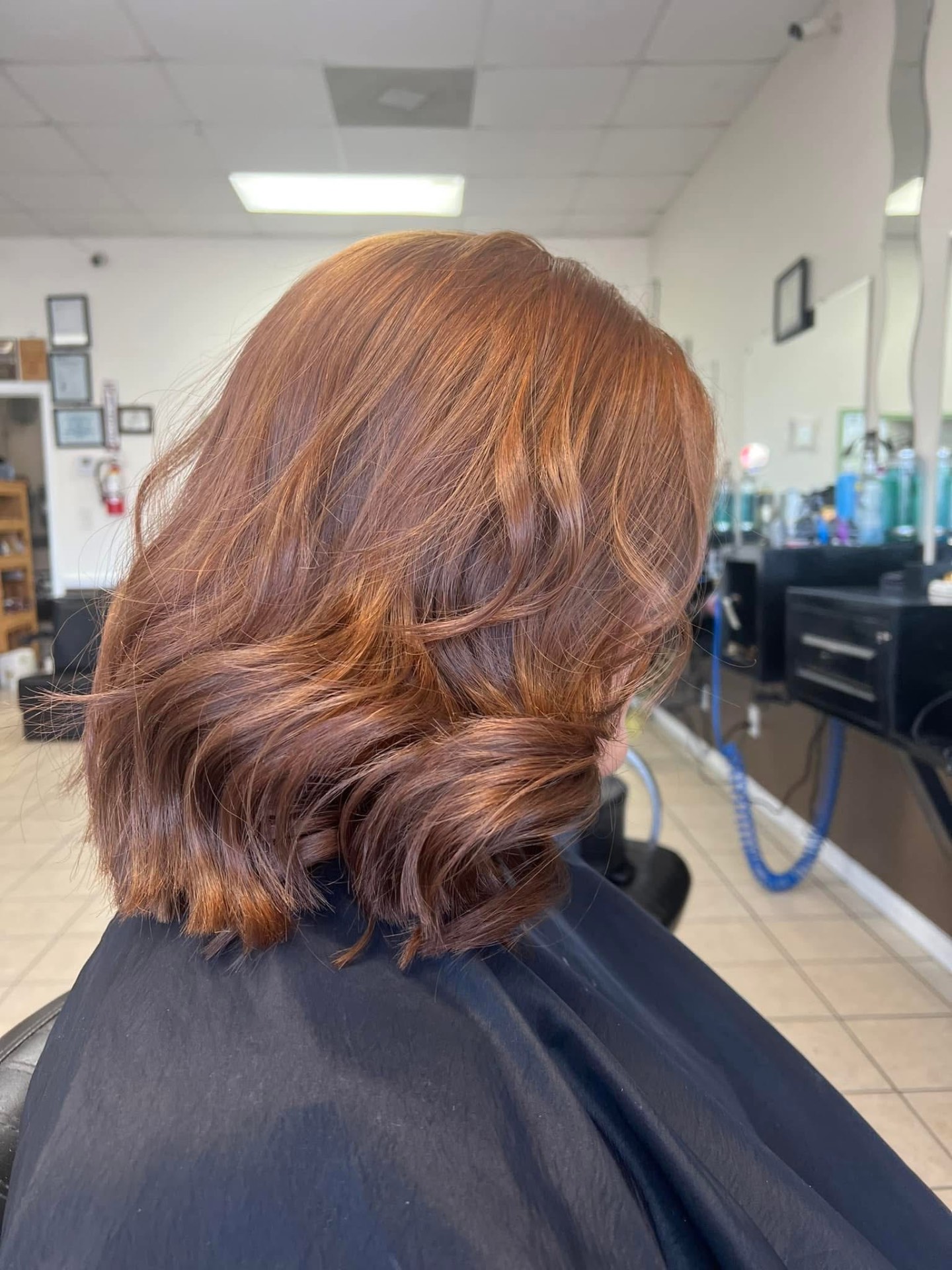 Bob en tono caoba con ondas suaves