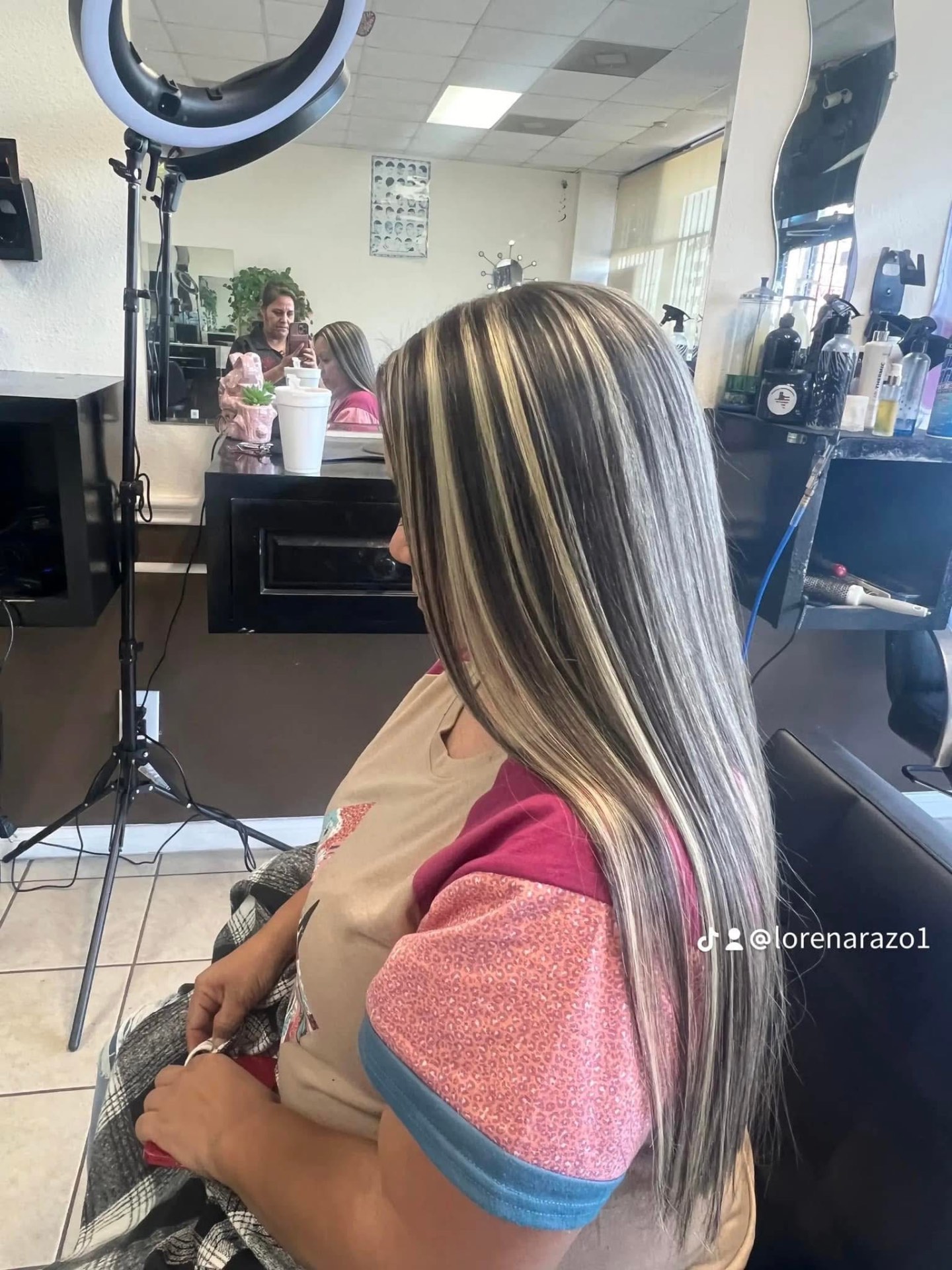 Highlights platinados sobre cabello oscuro, liso y brillante, hechos por Lorena Razo en Beauty's Palace