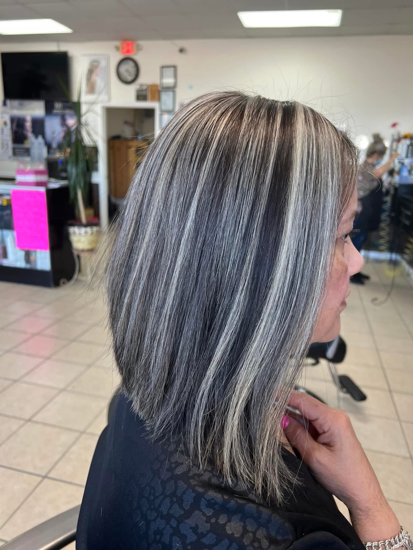 Bob con highlights plateados sobre base oscura