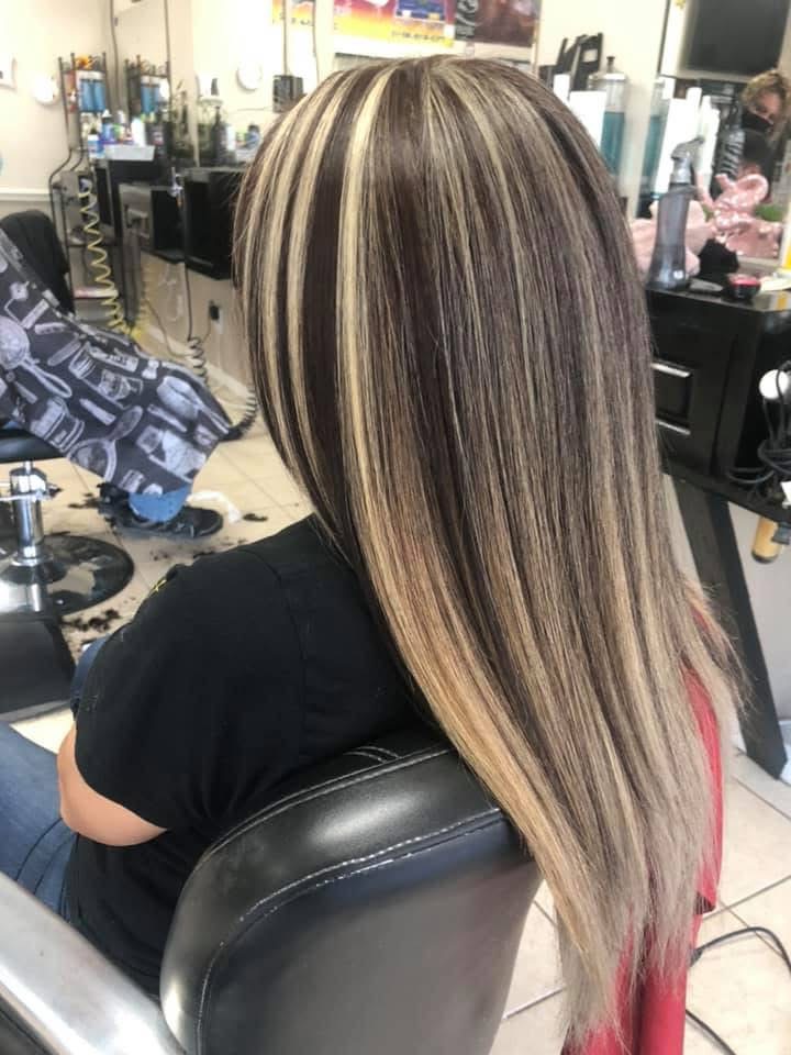 Highlights rubios marcados sobre cabello chocolate