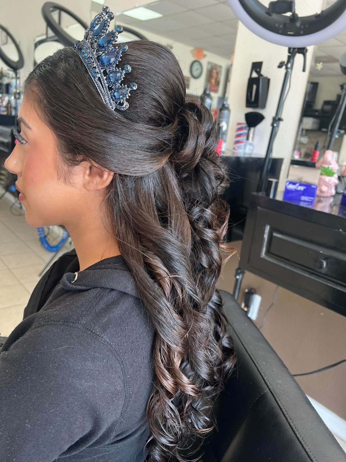 Peinado de quinceañera con rizos y tiara