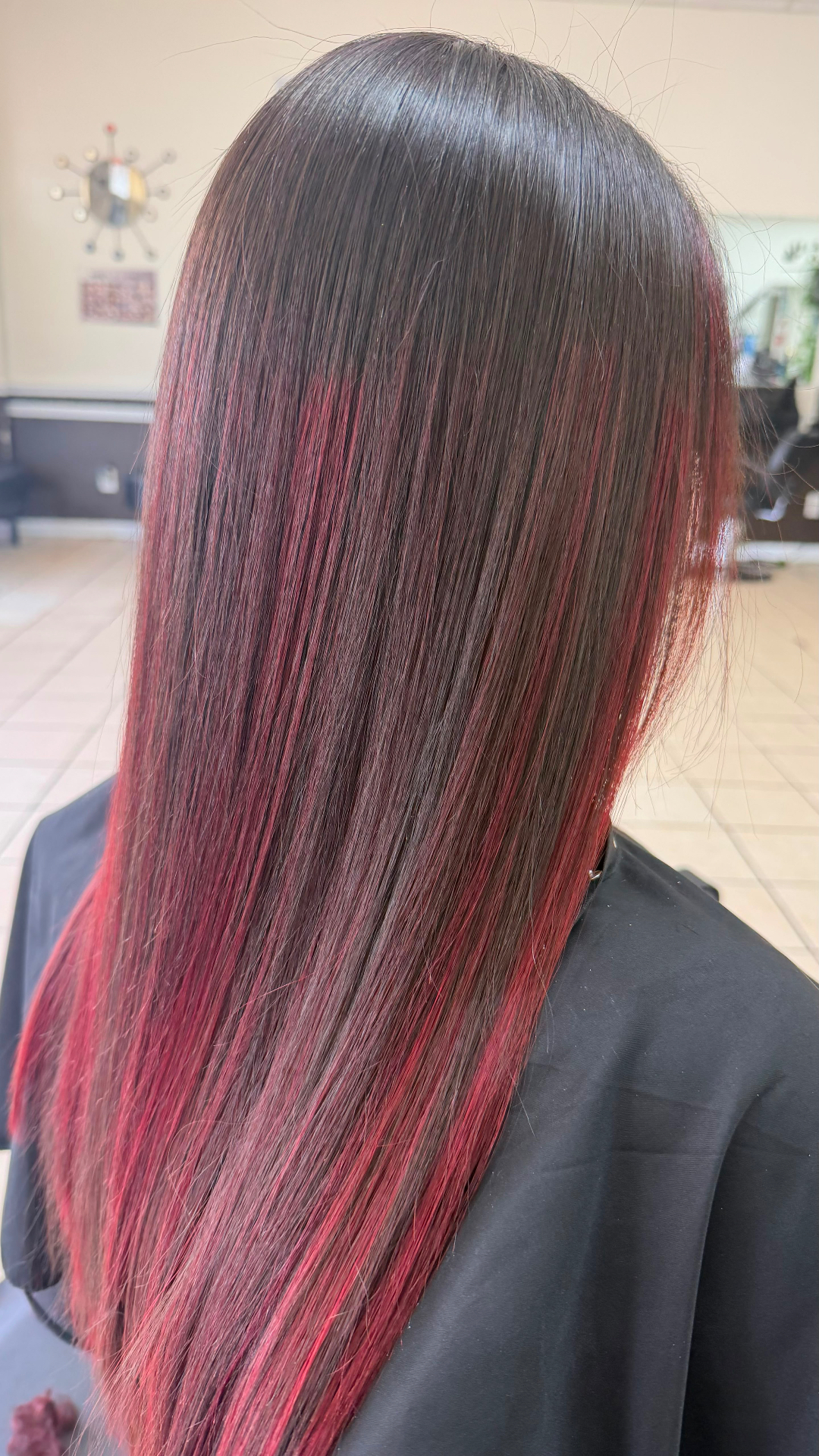 Cabello oscuro con reflejos rojo intenso