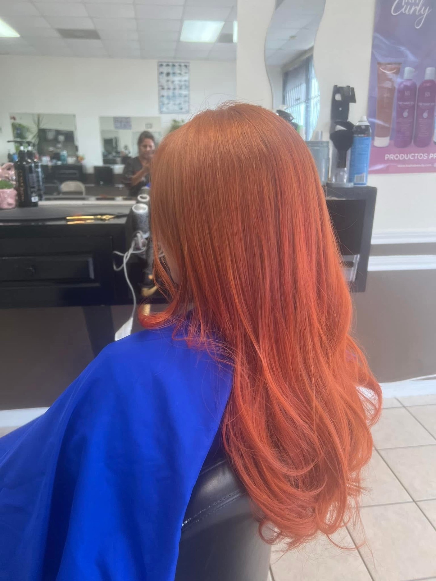 Color cobrizo intenso en cabello largo